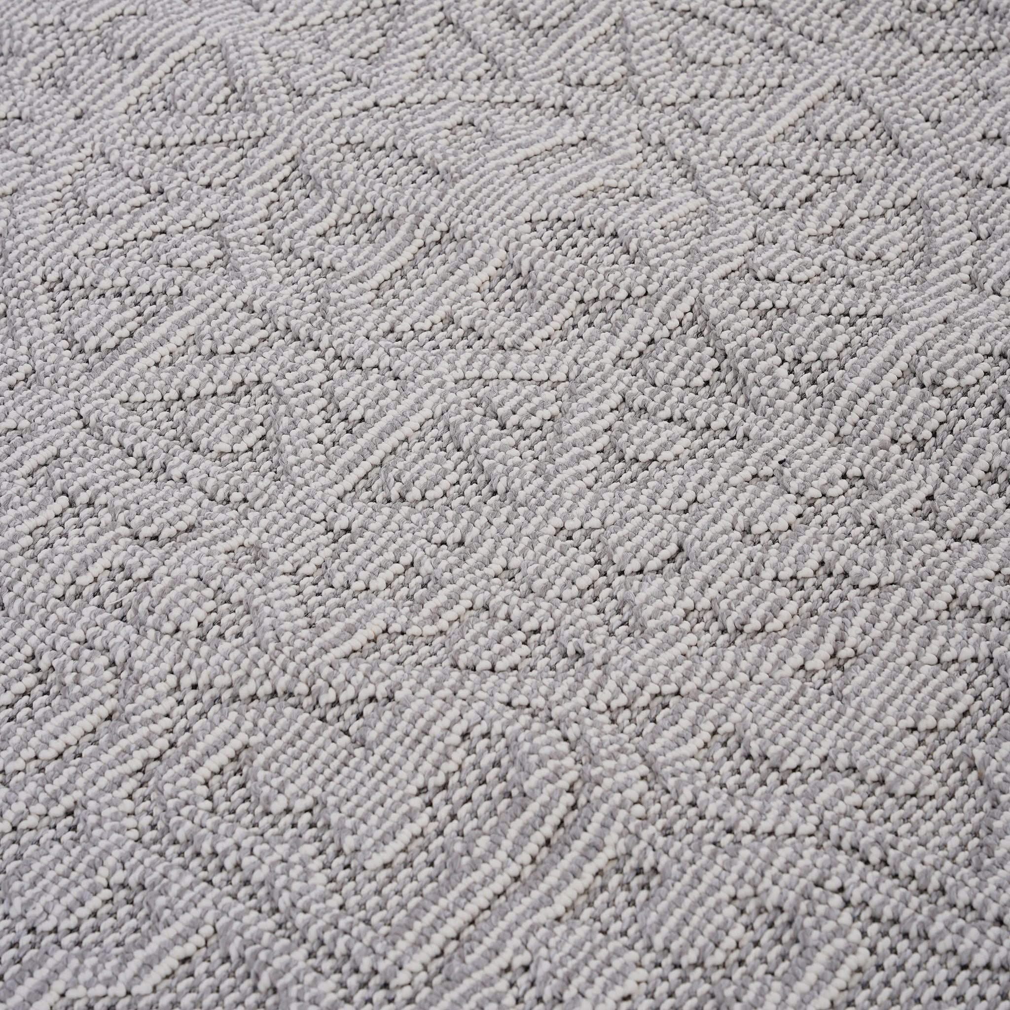 Guros - 6' X 9' Medallion Indoor / Outdoor Area Rug - White / Ivory