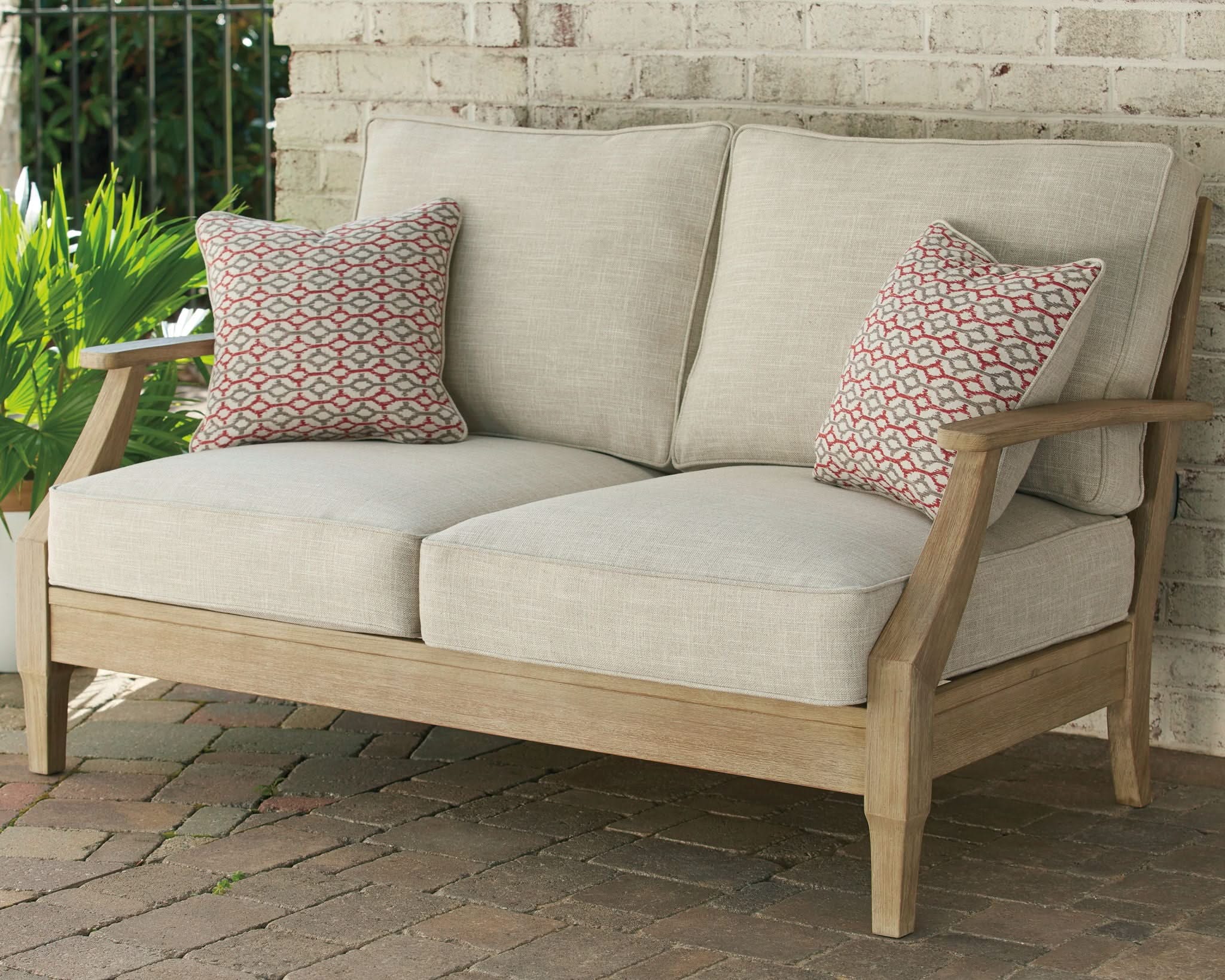 Clare View - Loveseat w/Cushion - Beige