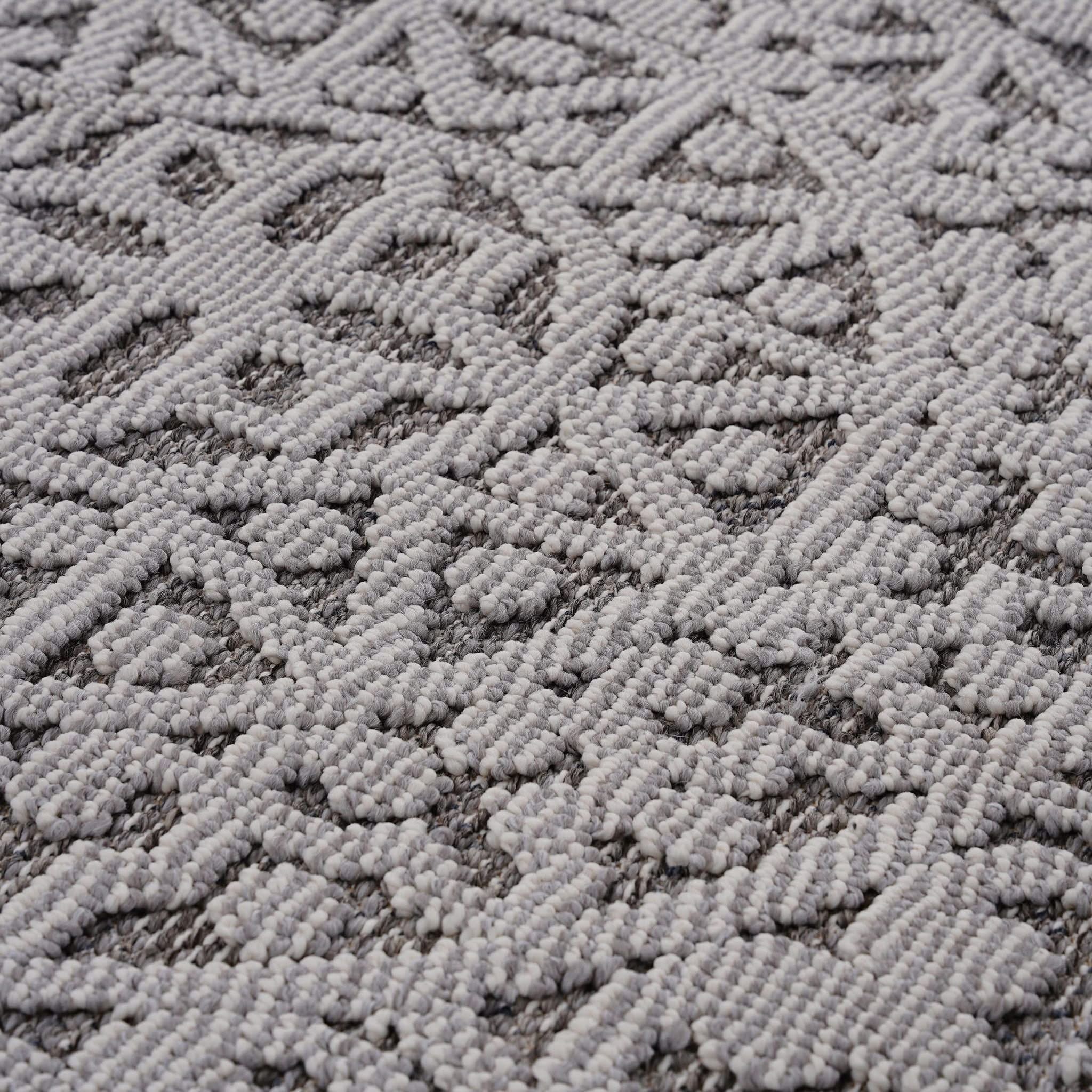 Guros - 6' X 9' Medallion Indoor / Outdoor Area Rug - Gray / White