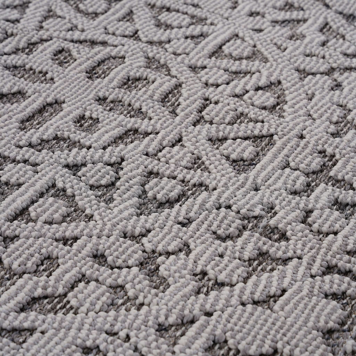 Guros - 6' X 9' Medallion Indoor / Outdoor Area Rug - Gray / White