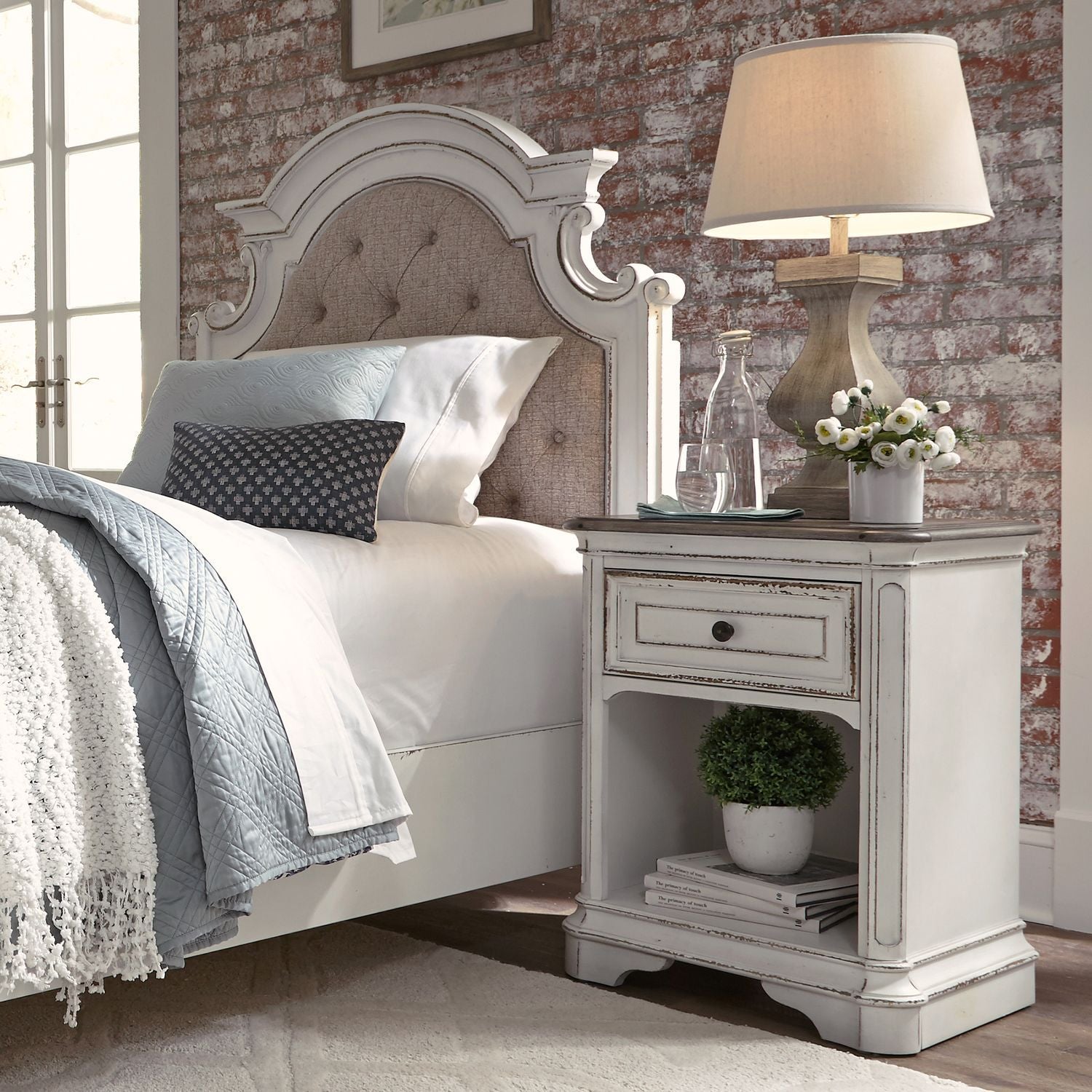 Magnolia Manor - 1 Drawer Nightstand - Antique White